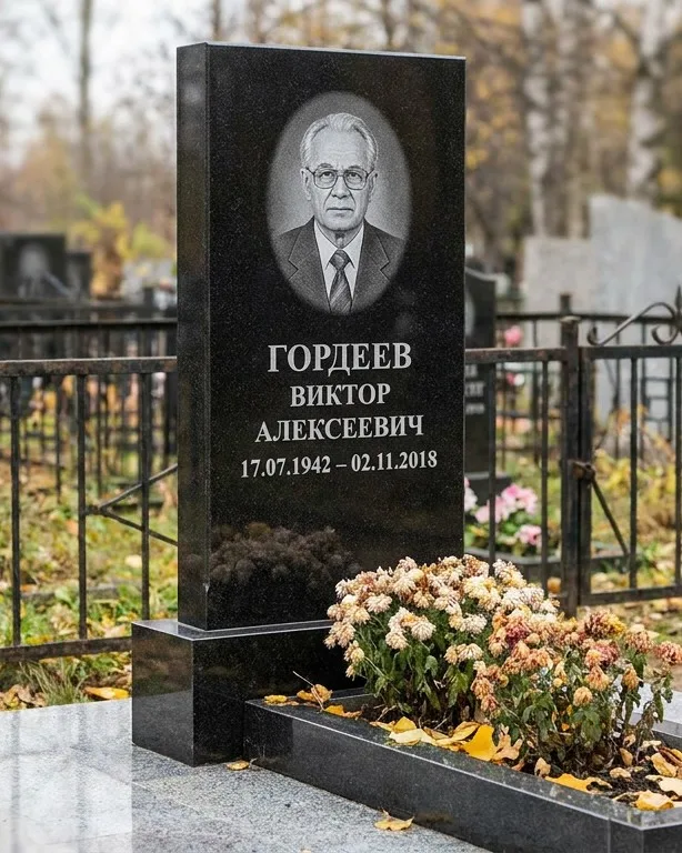 Памятник под ключ с гранитным цоколем и плиткой в Новом Уренгое