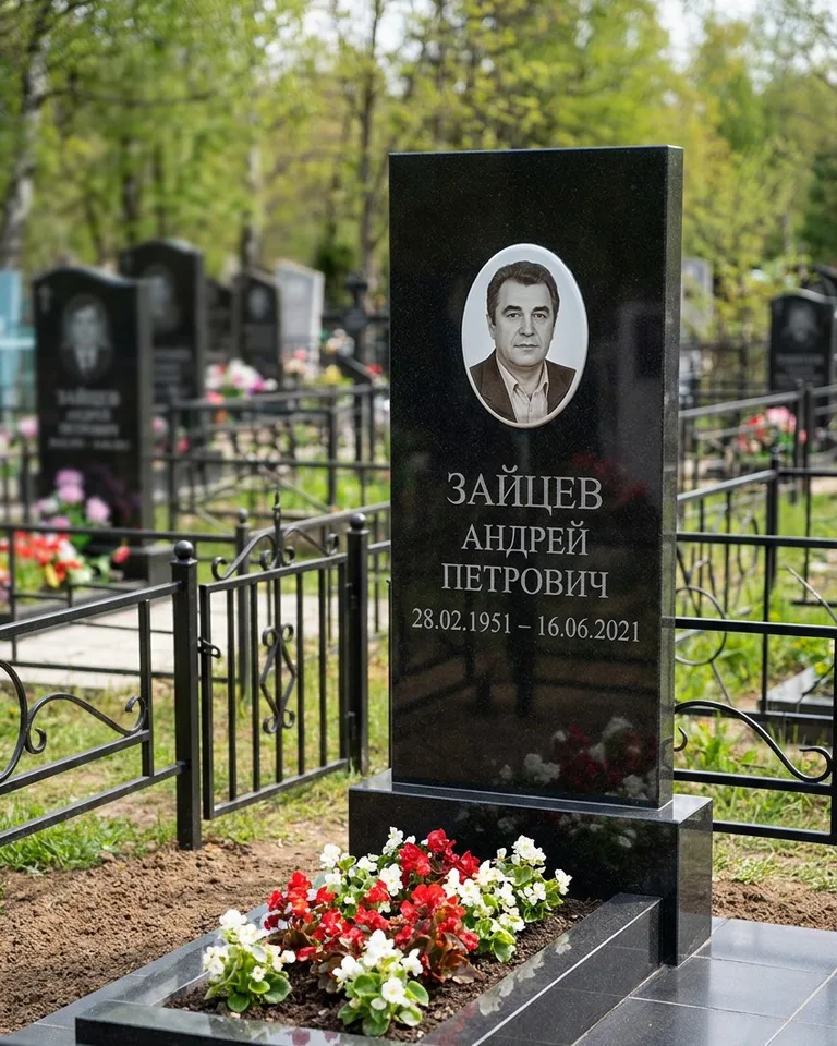 Памятник под ключ с гранитной вазой и цветами в Новом Уренгое