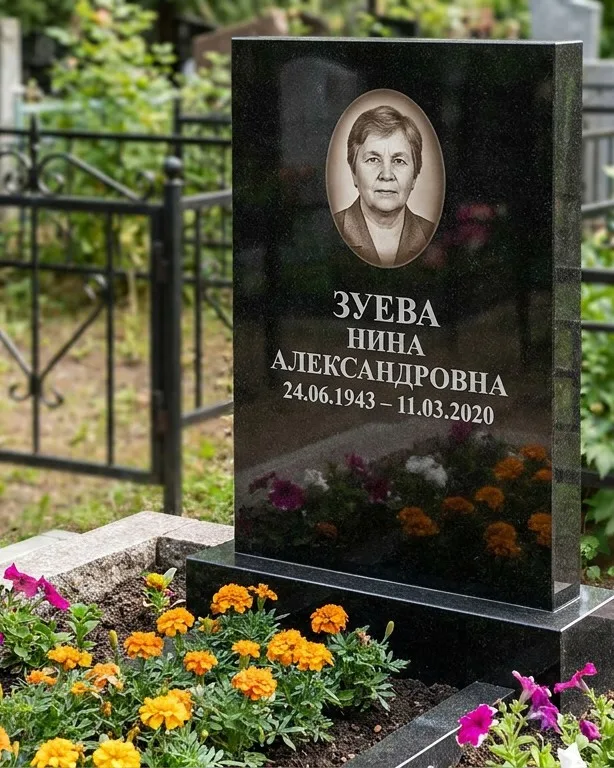 Горизонтальный чёрный гранитный памятник под ключ в Новом Уренгое