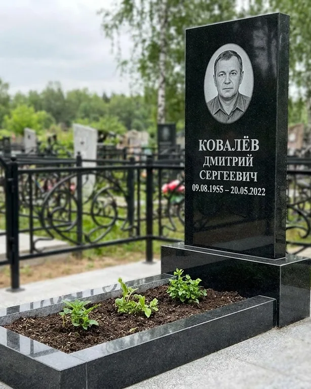 Горизонтальный серый памятник под ключ, осень в Новом Уренгое