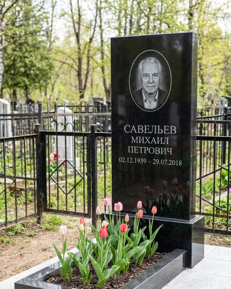 Горизонтальный памятник под ключ на гранитном основании в Новом Уренгое