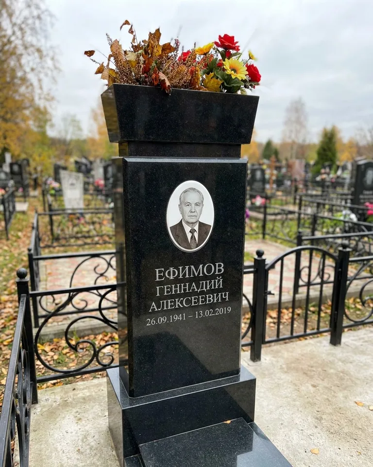 Двойной семейный памятник под ключ с портретами в Новом Уренгое