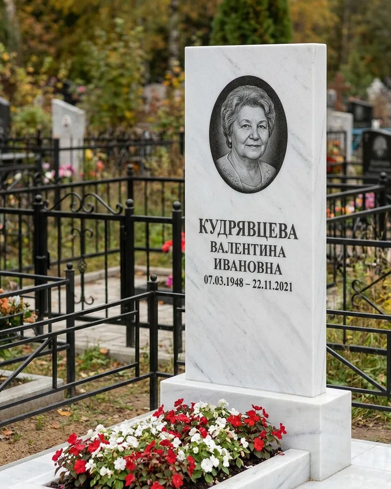 Двойной памятник под ключ с цоколем и плиткой в Новом Уренгое