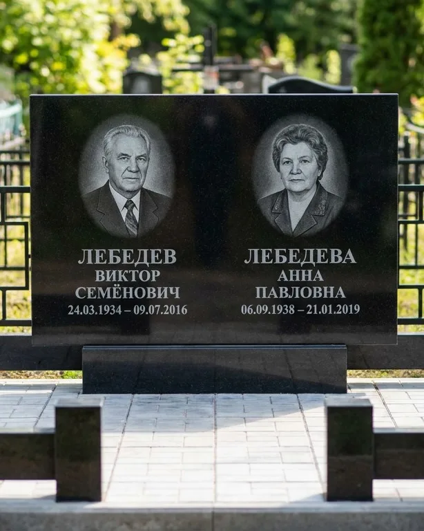 Памятник под ключ из красного гранита в Новом Уренгое