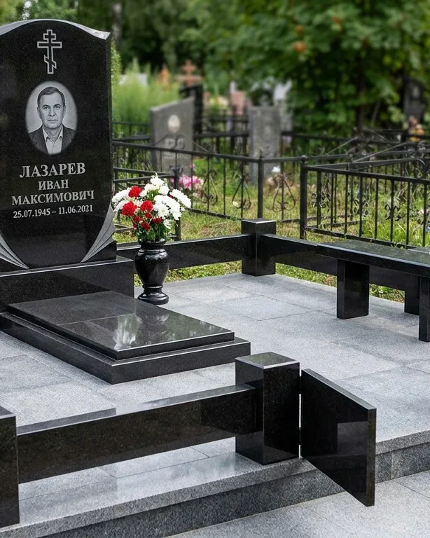 Памятник под ключ зимой с венком в Новом Уренгое