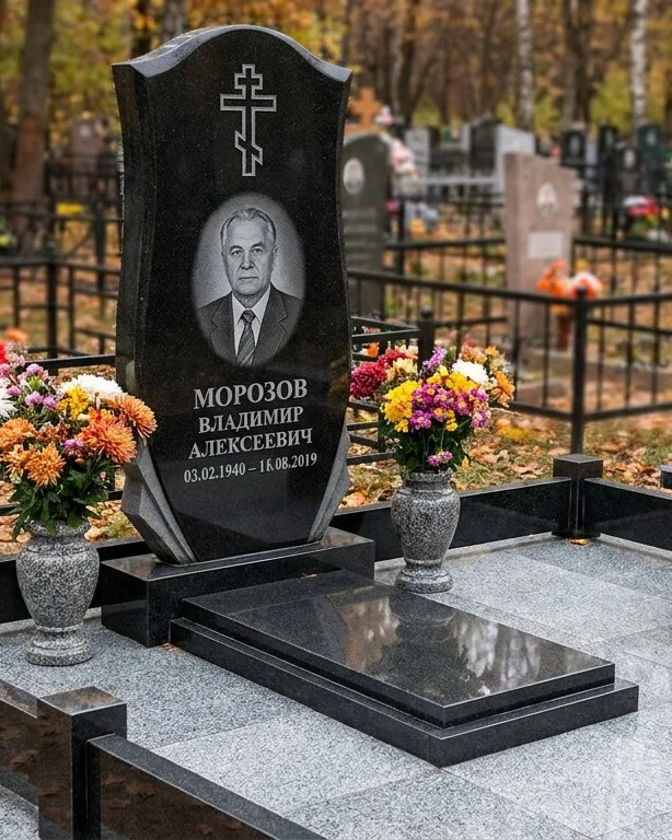 Памятник под ключ со скамьёй и мощением в Новом Уренгое