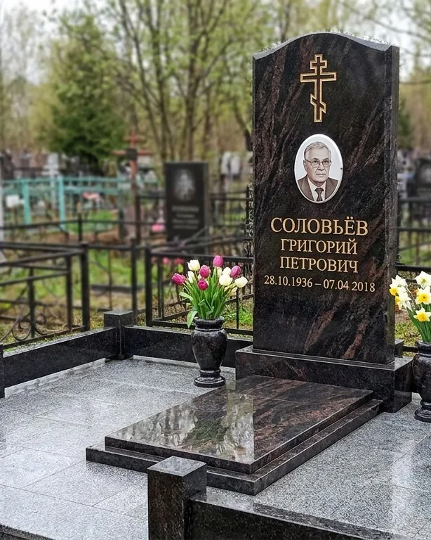 Памятник под ключ с гранитным цоколем и вазой, осень в Новом Уренгое