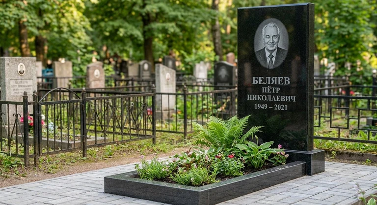 Памятник под ключ в Новом Уренгое — гранитная стела с цветником и благоустройством, установлен под ключ
