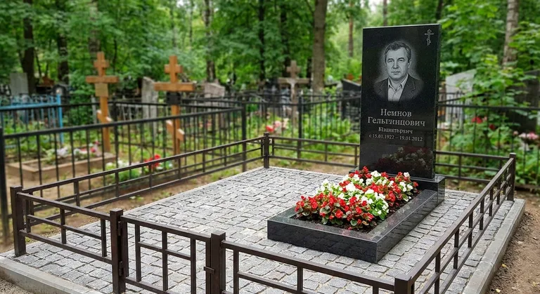 Памятник под ключ с цветником и благоустройством в Новом Уренгое