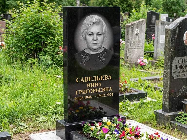Портрет на памятнике в Новом Уренгое — Паспортное фото восстановили и награвировали на чёрной стеле