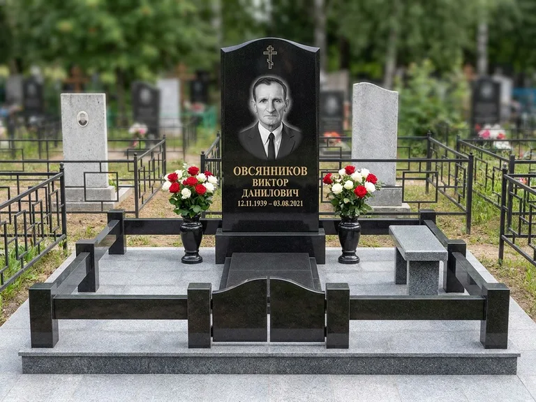 Портрет на памятнике в Новом Уренгое — Старый снимок → гравировка на премиум-комплексе с плиткой и оградой