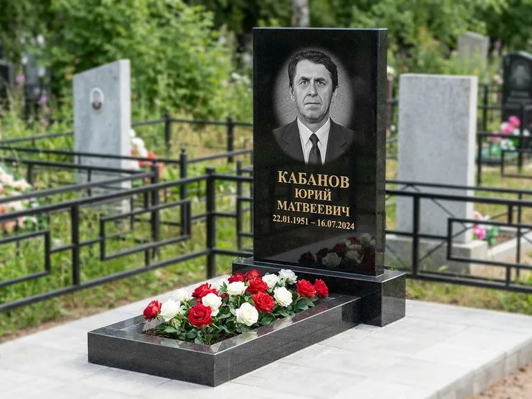 Портрет на памятнике в Новом Уренгое — Старый снимок → гравировка на вертикальной стеле