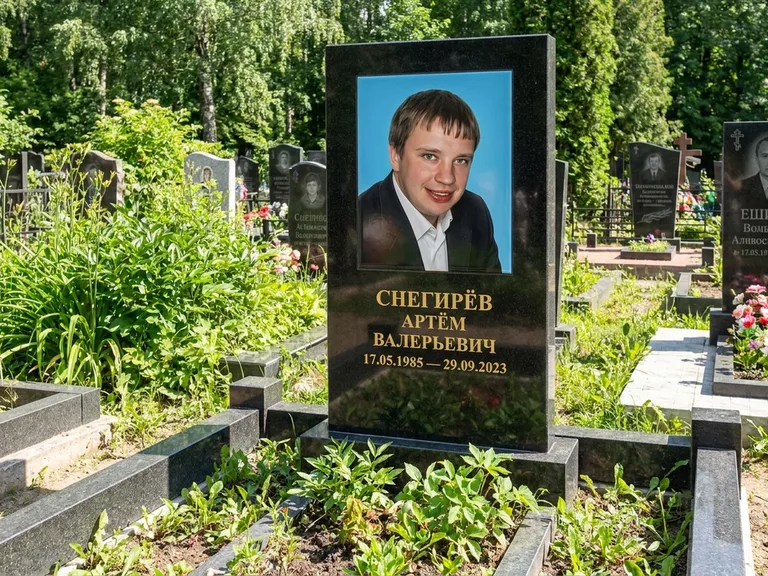 Портрет на памятнике в Новом Уренгое — Цветное фото → прямоугольная фотокерамика на чёрном граните