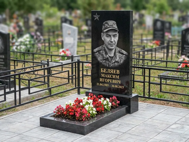 Портрет на памятнике в Новом Уренгое — Военное фото → цветная фотокерамика, гравированная звезда