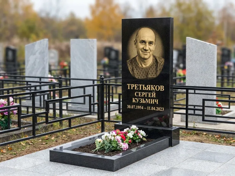 Портрет на памятнике в Новом Уренгое — Восстановленный портрет → гравировка на вертикальной стеле