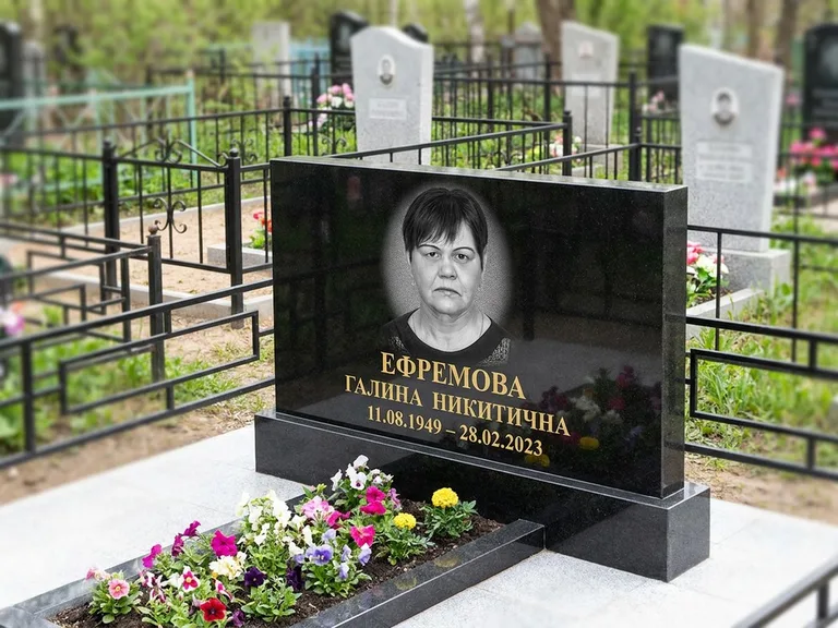 Портрет на памятнике в Новом Уренгое — Ч/б портрет → гравировка на горизонтальном памятнике