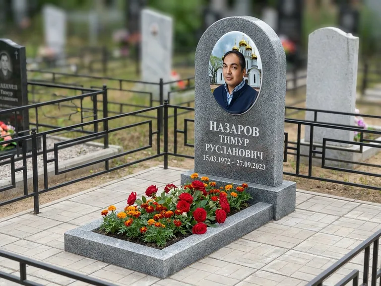 Портрет на памятнике в Новом Уренгое — Цветной портрет → фотокерамика-овал на сером граните, буквы белые