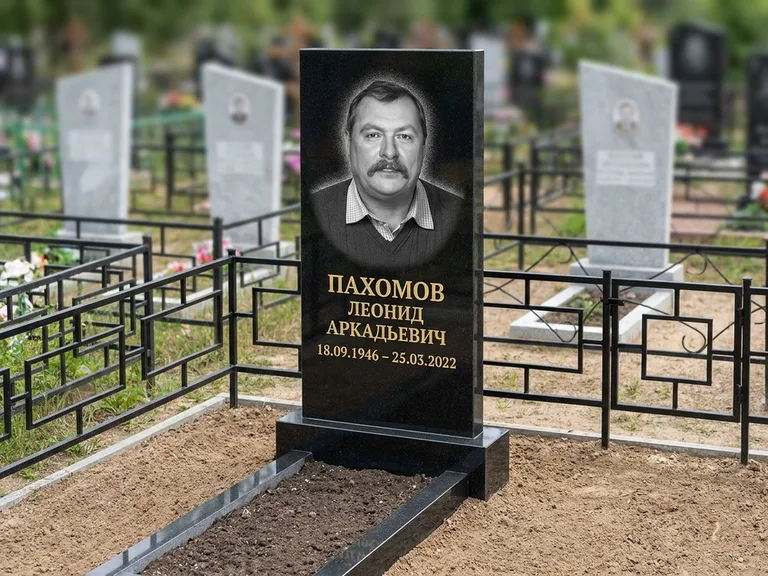 Портрет на памятнике в Новом Уренгое — Маленькое фото → гравировка на простом бюджетном памятнике
