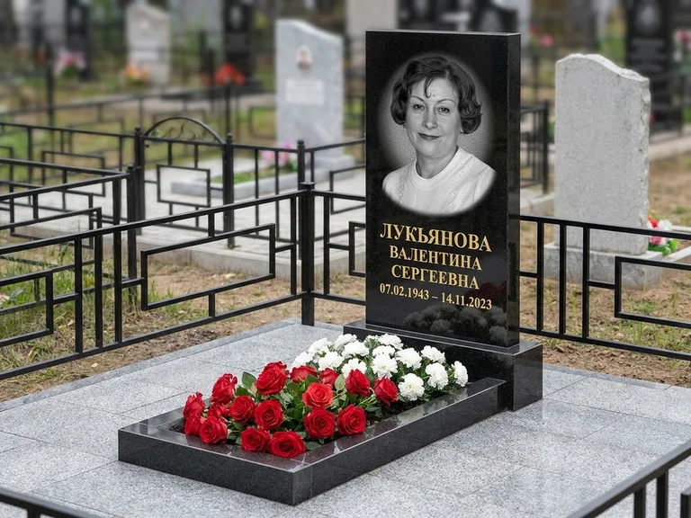 Портрет на памятнике в Новом Уренгое — Ч/б портрет → гравировка на стандартном комплексе
