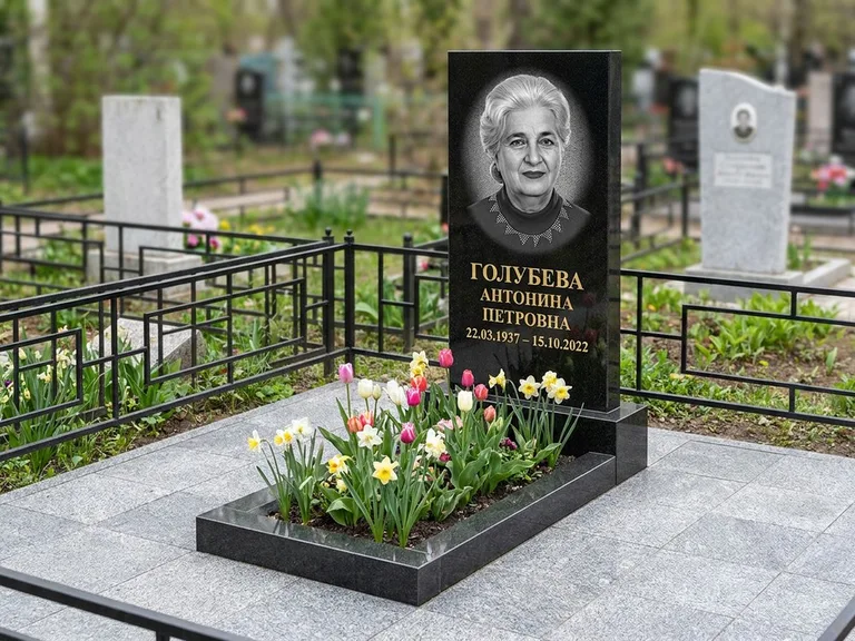 Портрет на памятнике в Новом Уренгое — Выцветший скан восстановили и награвировали на стеле