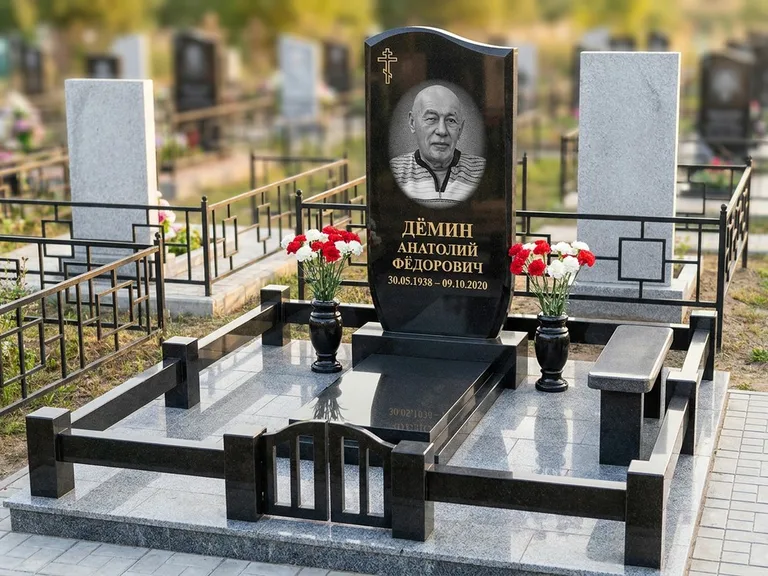 Портрет на памятнике в Новом Уренгое — Реставрация → гравировка на премиум-комплексе