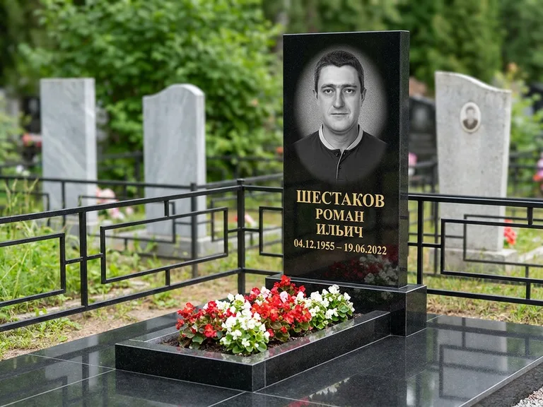 Портрет на памятнике в Новом Уренгое — Ч/б портрет → гравировка на стеле