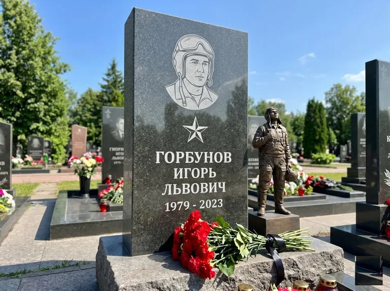 Гранитная фигура лётчика на памятнике военному со звездой в Новом Уренгое