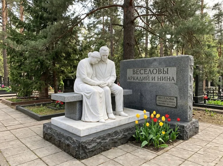 Мраморная скорбящая пара на эксклюзивном мемориале в Новом Уренгое