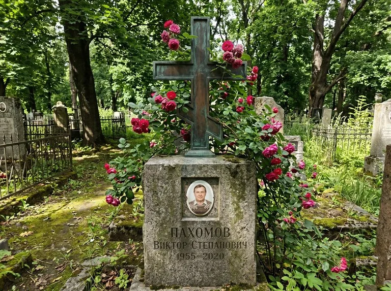 Бронзовый крест с розами на гранитной плите в Новом Уренгое