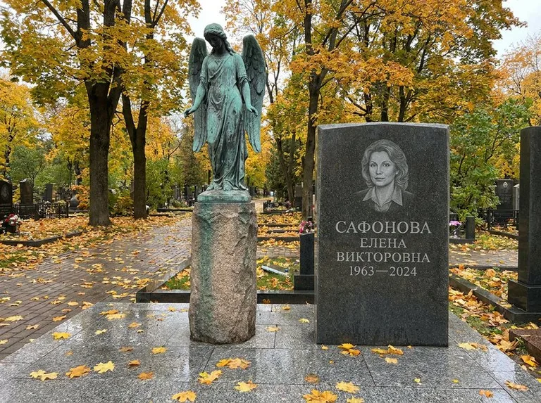 Бронзовый ангел на колонне рядом с памятником в Новом Уренгое