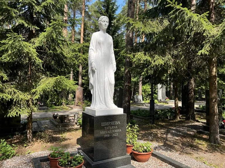 Ростовая женская фигура с портретным сходством на мемориале в Новом Уренгое