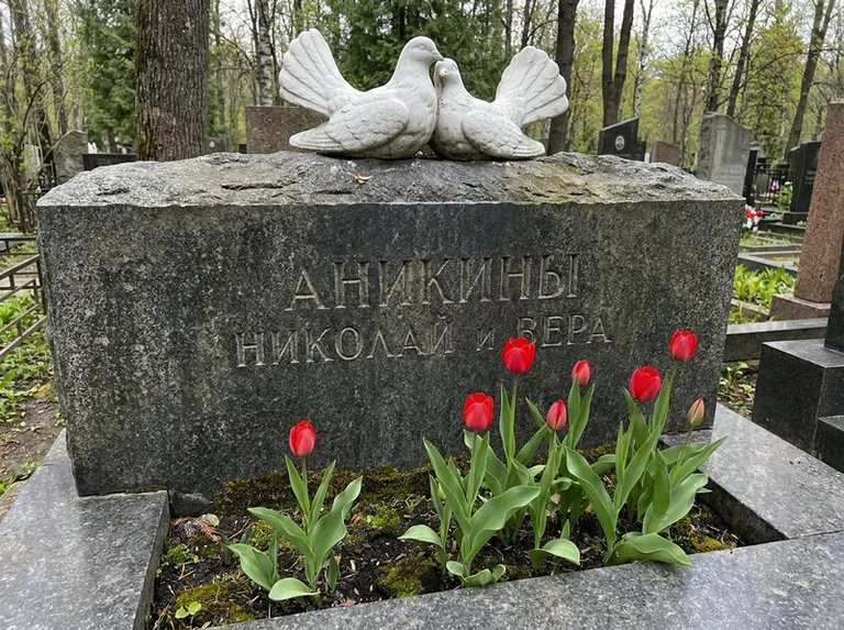 Пара голубей из литьевого мрамора на гранитной плите в Новом Уренгое
