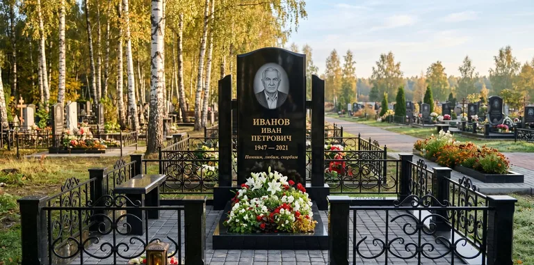 Мемориальный комплекс с цветником и оградой в Новом Уренгое