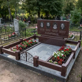 Семейный памятник на четверых из красного гранита