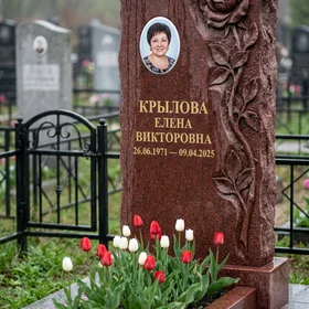Вертикальная стела с розой из красного лезниковского гранита