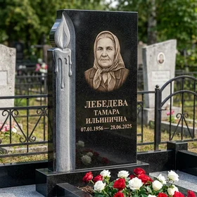 Мемориал с высеченной свечой из черного габбро-диабаза