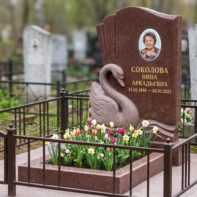 Мемориал с лебедем из красного гранита Лезниковского