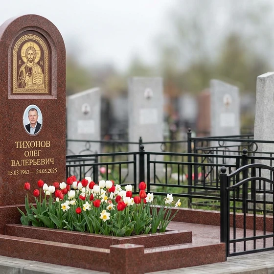 Памятник с иконой Христа из лезниковского гранита