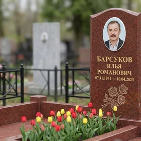 Памятник с розой на стеле из лезниковского гранита