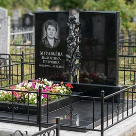 Памятник с розой из черного габбро-диабаза