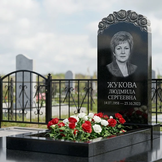 Памятник с гирляндой роз из черного габбро-диабаза