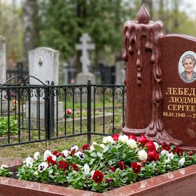 Памятник с оплывающей свечой из лезниковского гранита