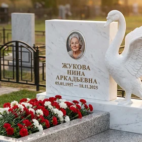 Памятник с лебедем из белого мрамора с распростертыми крыльями