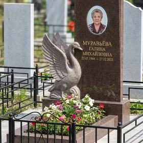 Памятник с лебедем и распростертыми крыльями из дымовского гранита