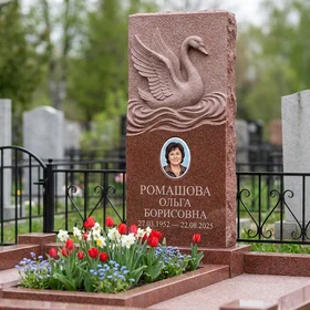 Памятник с лебедем и волнами из лезниковского гранита