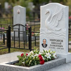 Памятник с лебедем в волнах из белого мрамора