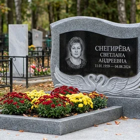 Памятник с лебедем на волне из мансуровского гранита