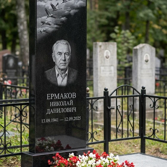 Памятник с журавлиным клином из черного габбро-диабаза