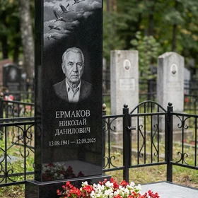 Памятник с журавлиным клином из черного габбро-диабаза