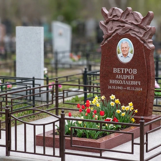 Памятник с клином журавлей из лезниковского гранита с фотокерамикой